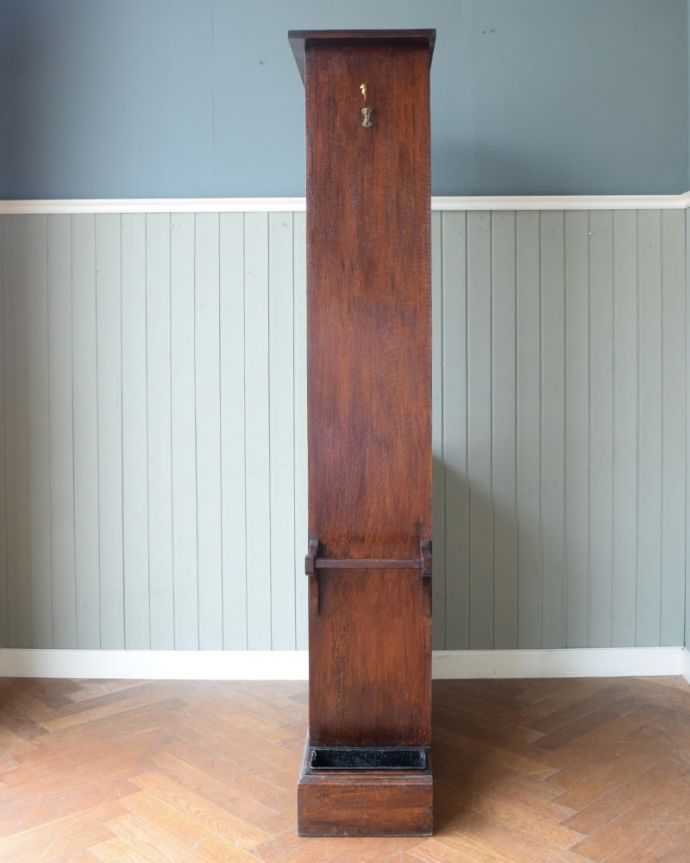 アンティークのキャビネット アンティーク家具 ホールローブ 横から見た姿もステキ正面だけじゃなく横から見るとこんな感じです。(q-2248-f)