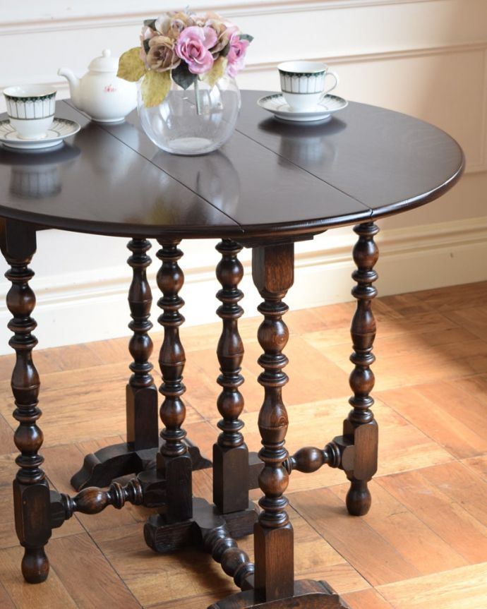 伸長式のおしゃれなアンティークテーブル