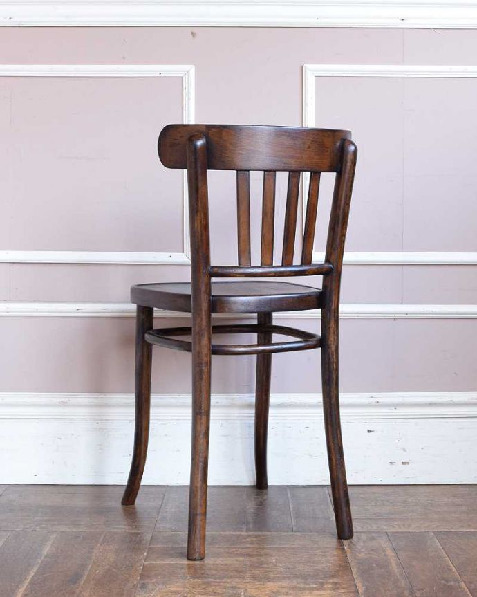 曲げ木の背もたれや長い脚が美しい、英国アンティークのベントウッド