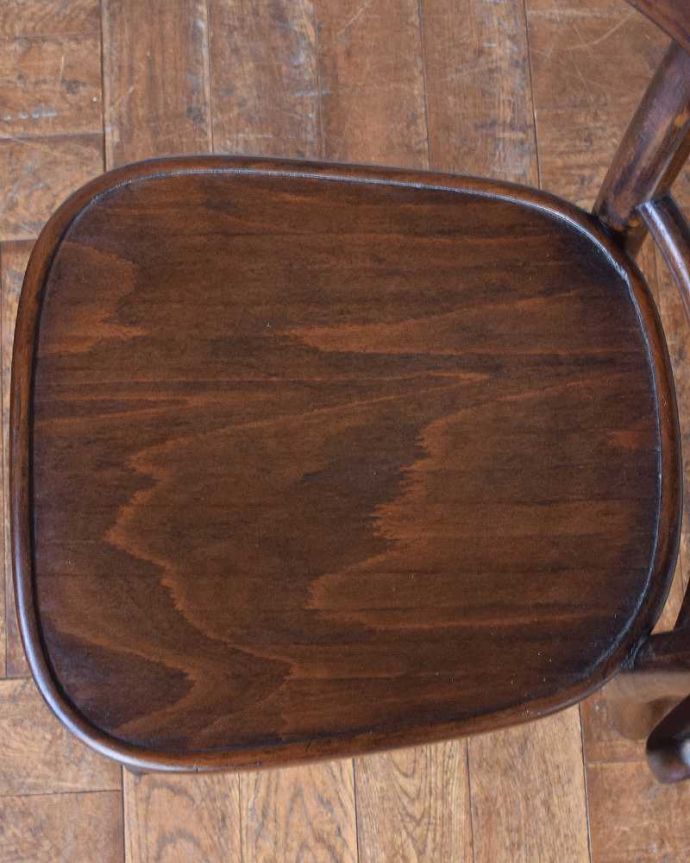 曲げ木の背もたれや長い脚が美しい、英国アンティークのベントウッド