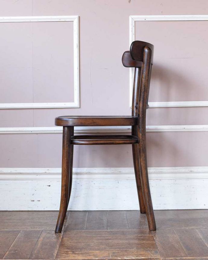 曲げ木の背もたれや長い脚が美しい、英国アンティークのベントウッド