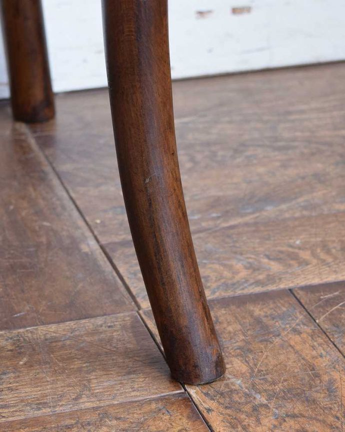 曲げ木の背もたれや長い脚が美しい、英国アンティークのベントウッド
