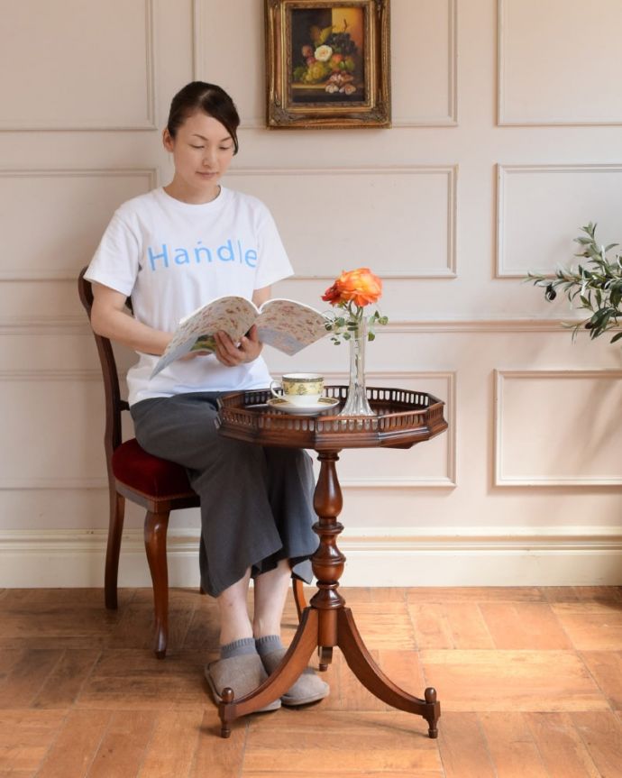 アンティークのテーブル　アンティーク家具　ワインテーブル　大きめサイズで使いやすいワインテーブルいつものワインテーブルより大きなサイズ。(q-2250-f)