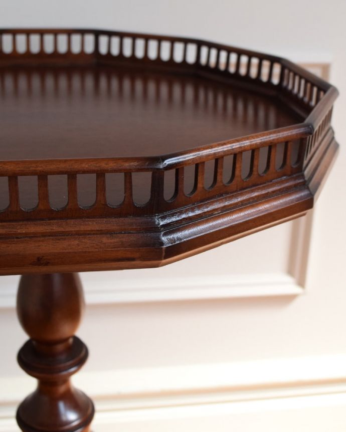 アンティークのテーブル　アンティーク家具　ワインテーブル　うっとりする美しさアンティークだから手に入る美しい彫。(q-2250-f)