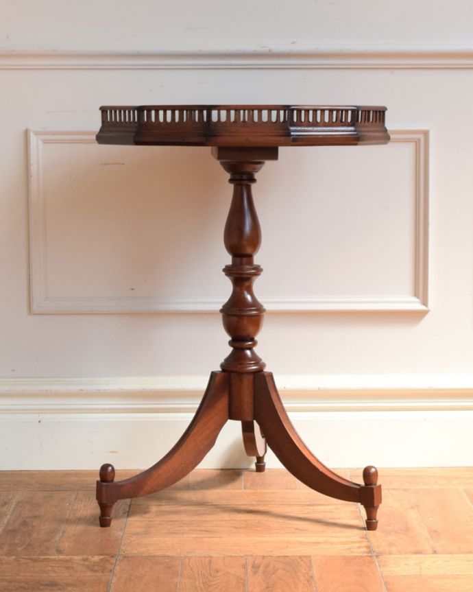 アンティークのテーブル　アンティーク家具　ワインテーブル　横から見ても素敵もちろん、横から見ても素敵なんです。(q-2250-f)