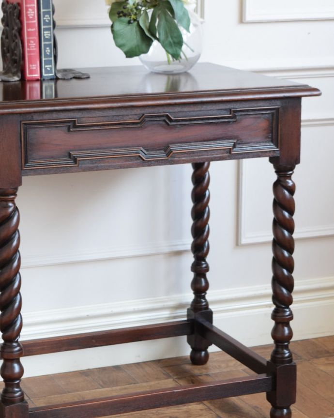 アンティークのテーブル　アンティーク家具　ホールテーブル　間違いなし！英国アンティーク定番のデザインクルックルッとしなやかに巻かれた女性らしいデザインが印象的なツイスト脚。(q-2251-f)