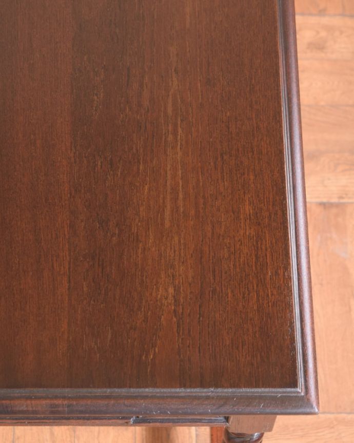 アンティークのテーブル　アンティーク家具　ホールテーブル　近づいて見てみると･･･天板を見てみるとこんな感じです。(q-2251-f)