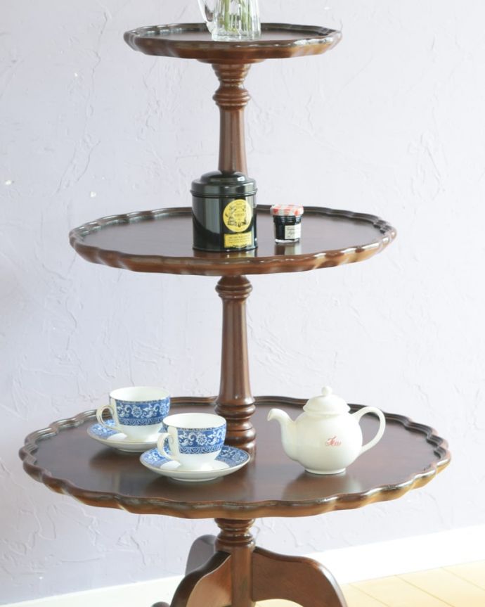 アンティークのテーブル アンティーク家具 ダムウェイターテーブル 上品で優雅なアンティーク凛とした雰囲気が漂うアンティークらしい立ち姿のテーブル。(q-2252-f)