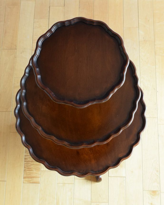 アンティークのテーブル アンティーク家具 ダムウェイターテーブル 天板の形を見てみると・・・テーブルの形を上から見ると、こんな感じです。(q-2252-f)
