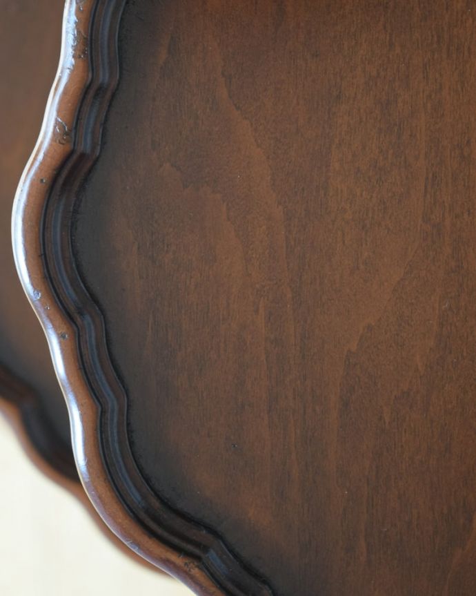 アンティークのテーブル アンティーク家具 ダムウェイターテーブル 天板を近づいてみると…アンティークだから手に入れることが出来る天板に使われている銘木の美しさにうっとりです。(q-2252-f)