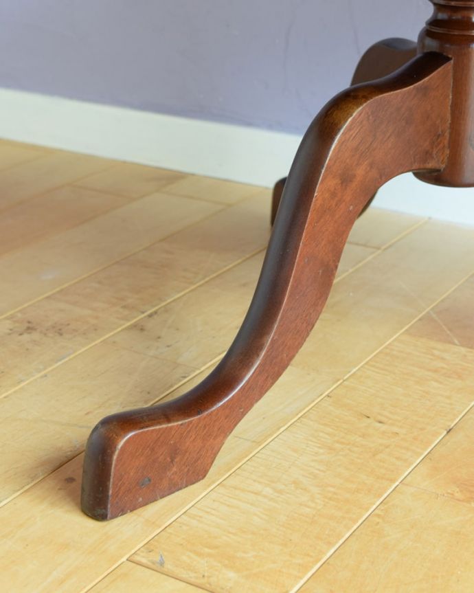 アンティークのテーブル アンティーク家具 ダムウェイターテーブル 持ち上げなくても移動できます!Handleのアンティークは、脚の裏にフェルトキーパーをお付けしていますので、床を滑らせてれば移動が簡単です。(q-2252-f)