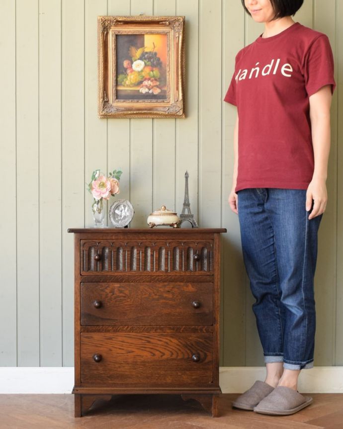 アンティークのチェスト　アンティーク家具　チェスト　英国アンティークらしい落ち着いた雰囲気が自慢落ち着いた色合いが英国アンティークらしい雰囲気のチェスト。(q-2253-f)