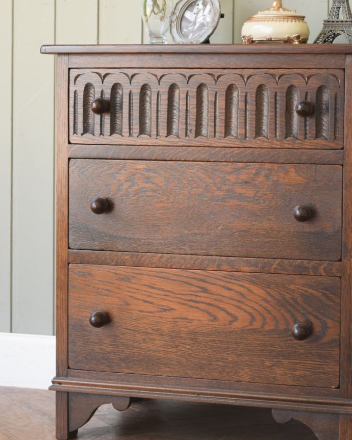 アンティークのチェスト　アンティーク家具　チェスト　見た目はもちろん、実用的に使って楽しみましょうアンティークのチェストは見た目の美しさはもちろん、実用的にたっぷり収納が出来る実力派。(q-2253-f)