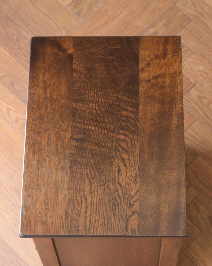 アンティークのチェスト　アンティーク家具　チェスト　何を置こうかな･･･？上から見ると、天板はこんな感じです。(q-2253-f)