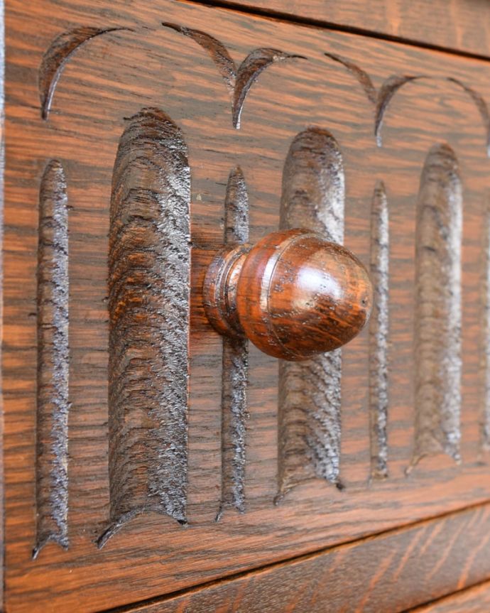 アンティークのチェスト　アンティーク家具　チェスト　開ける度にワクワク高級感漂うアンティークらしいデザインの取っ手。(q-2253-f)