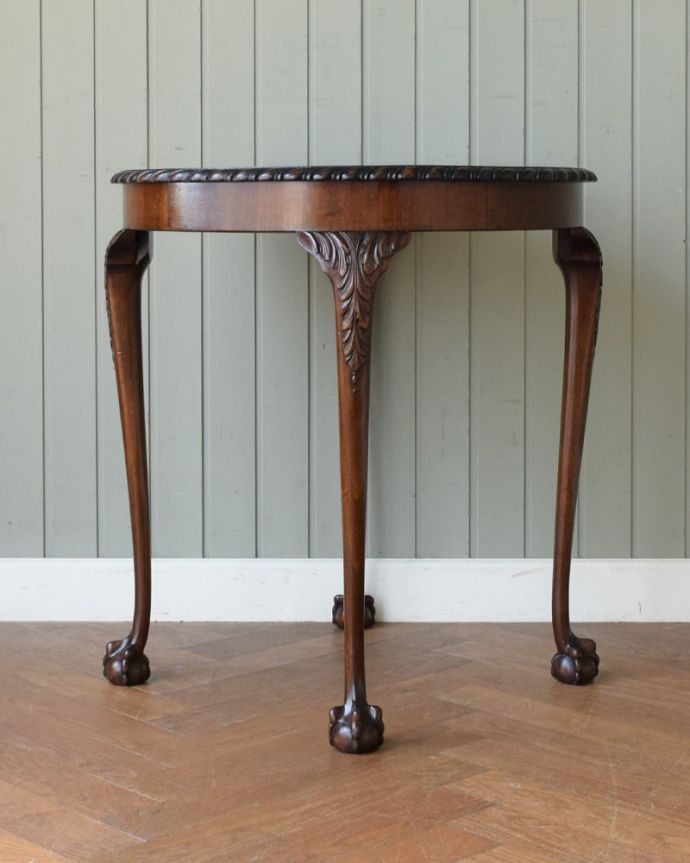 アンティークのテーブル アンティーク家具 ティーテーブル しっかり修復しました!アンティークは新品ではないので、もちろん経年変化によるキズはありますが、専門の職人がしっかり修復してあるのでキレイです。(q-2254-f)