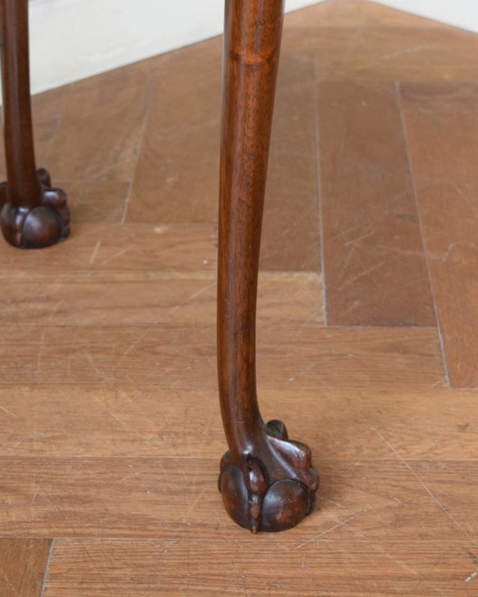 アンティークのテーブル アンティーク家具 ティーテーブル 持ち上げなくても大丈夫!Handleのアンティークは、脚の裏にフェルトキーパーをお付けしています。(q-2254-f)