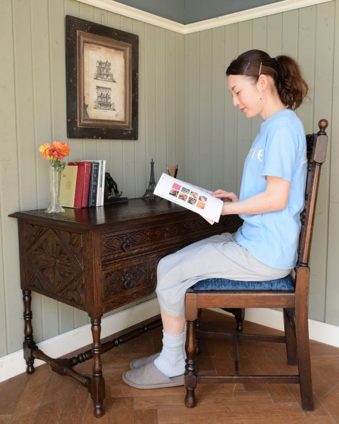 アンティークの書斎机で楽しむ贅沢な時間