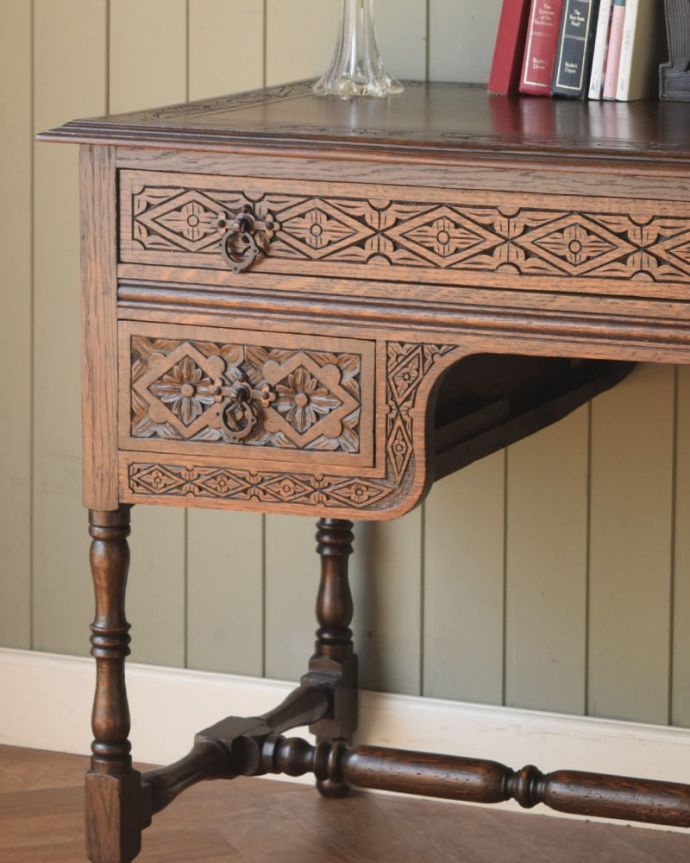 アンティーク家具らしさが漂うデスク