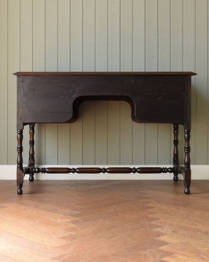 アンティークデスクの後ろ姿