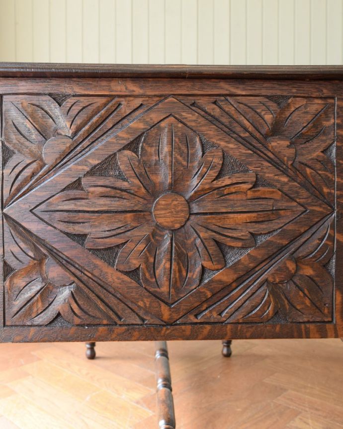 英国アンティーク家具らしい装飾