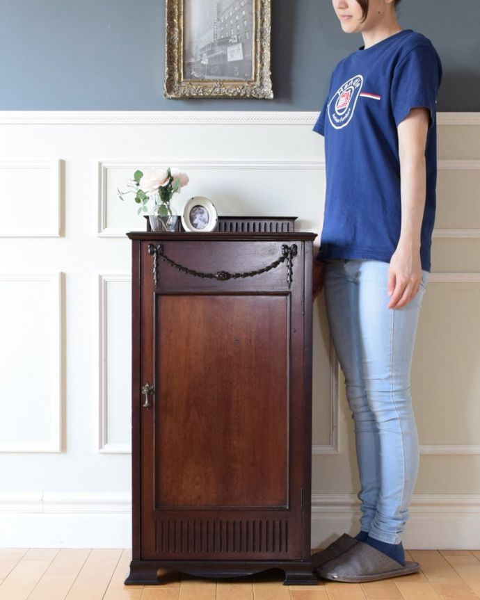 アンティークのキャビネット　アンティーク家具　ペディスタルカップボード　高級感がある女性らしい優しいシルエットどんな場所にも置けるコンパクトなサイズ。(q-2256-f)