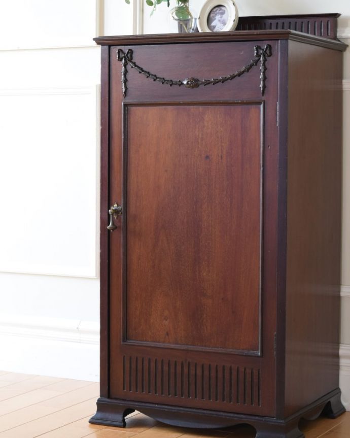 アンティークのキャビネット　アンティーク家具　ペディスタルカップボード　気品漂う木目の美しさしっとりとした大人の雰囲気を醸し出す小さなキャビネットは木目の美しさが自慢です。(q-2256-f)