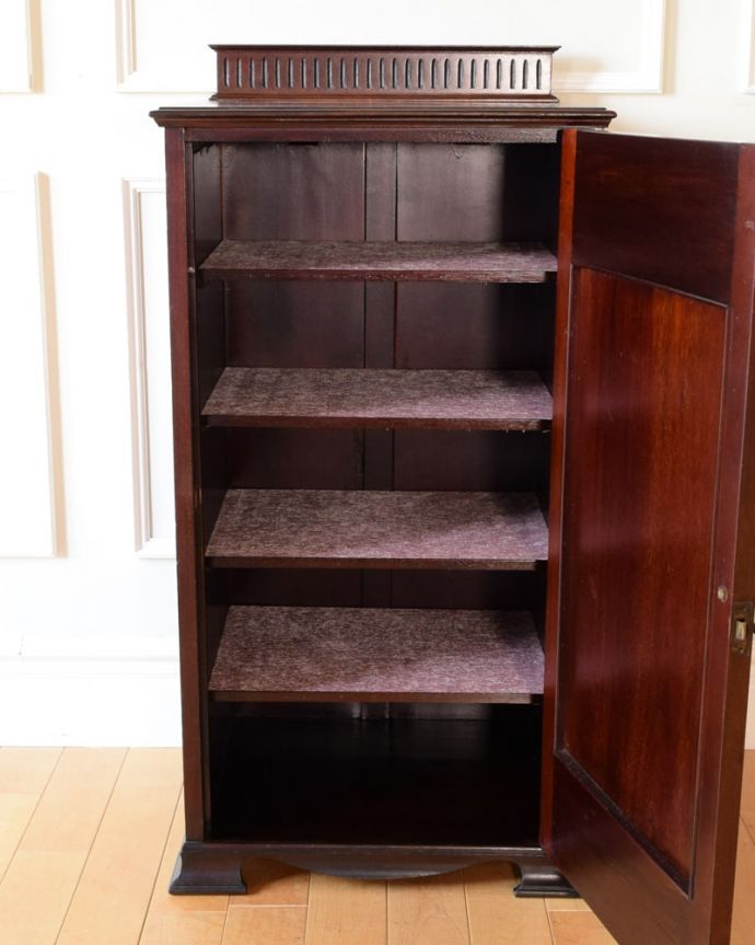 アンティークのキャビネット　アンティーク家具　ペディスタルカップボード　扉を開けて中を見てみると…職人がキレイに修復したので、扉の中もキレイです。(q-2256-f)