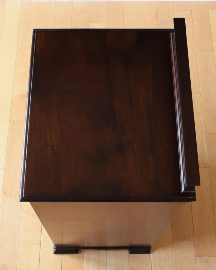 アンティークのキャビネット　アンティーク家具　ペディスタルカップボード　何を飾ろうかな…上から見ると、天板はこんな感じです。(q-2256-f)