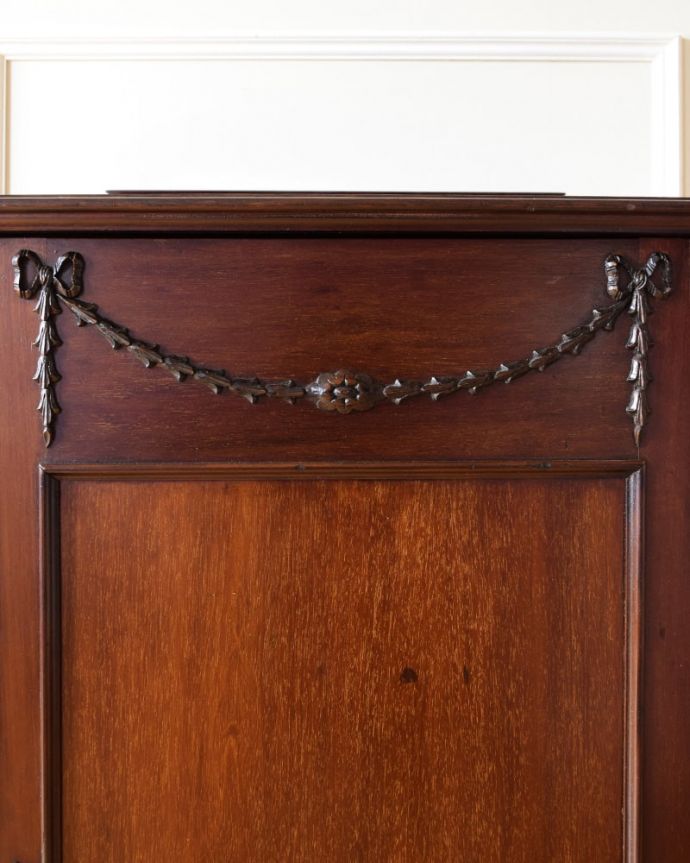 アンティークのキャビネット　アンティーク家具　ペディスタルカップボード　至る所に繊細な彫いろんな彫のデザインがありますが、個人的に美しいと思える女性らしく優雅なデザインを選んできました。(q-2256-f)