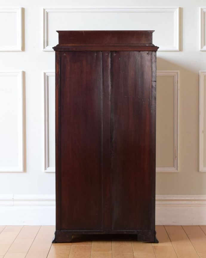 アンティークのキャビネット　アンティーク家具　ペディスタルカップボード　後ろ姿にも注目！アンティークは新品ではないので、経年変化によるキズはありますが、専門の職人がキレイにお直しをしているので、後ろ姿もキレイです。(q-2256-f)