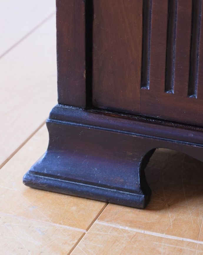 アンティークのキャビネット　アンティーク家具　ペディスタルカップボード　女性１人でもラクに運べちゃうヒミツHandleのアンティークは、脚の裏にフェルトキーパーをお付けしているので、床を滑らせれば女性でも移動がカンタンに出来ます！。(q-2256-f)