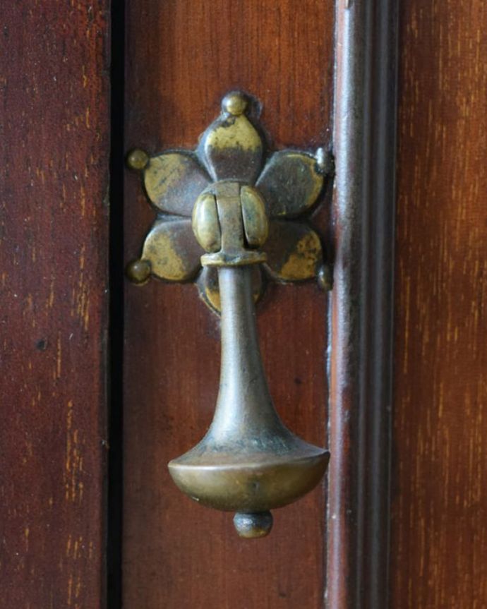 アンティークのキャビネット　アンティーク家具　ペディスタルカップボード　アクセサリーの様な取っ手アンティークらしさは取っ手のデザインまで。(q-2256-f)