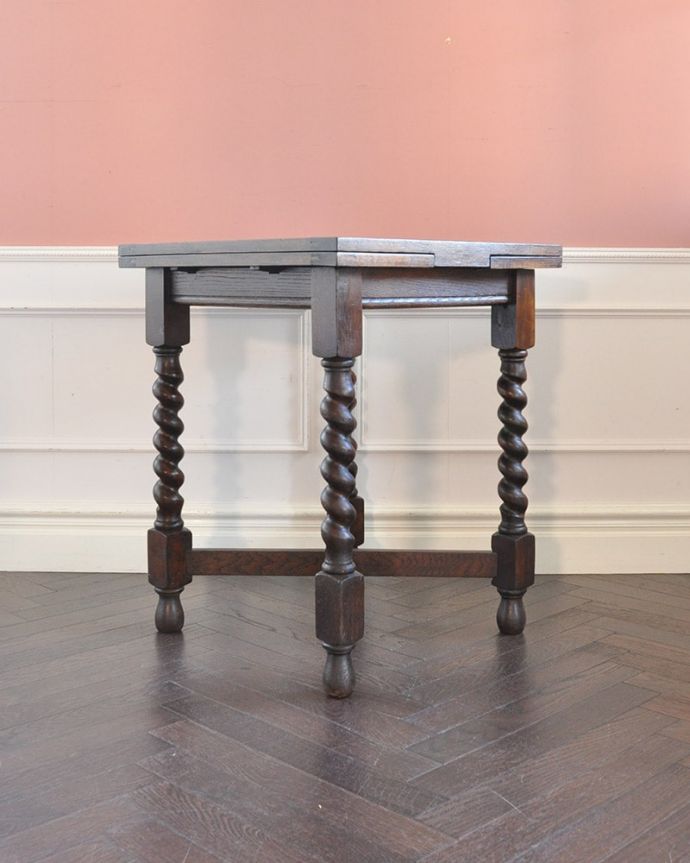 アンティークのテーブル　アンティーク家具　ドローリーフテーブル(S)　こちら側から見てみると･･･アンティークは新品ではないので、もちろん経年変化によるキズはありますが、専門の職人がキレイに修復しました。(q-2257-f)