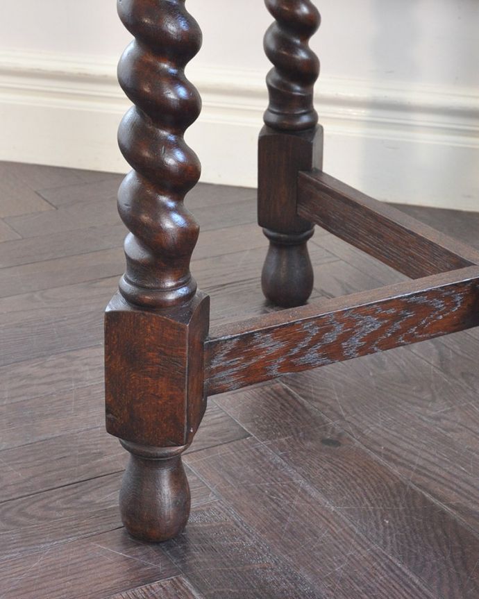 アンティークのテーブル　アンティーク家具　ドローリーフテーブル(S)　持ち上げなくても移動できます！Handleのアンティークは、脚の裏にフェルトキーパーをお付けしていますので、持ち上げなくても床を滑らせて移動させることが出来ます。(q-2257-f)