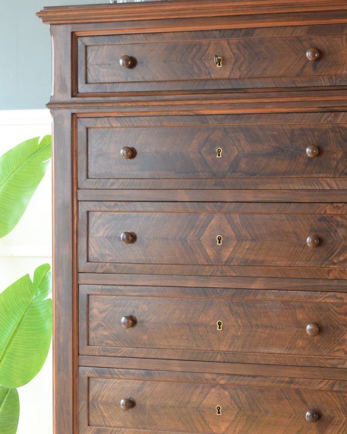 アンティークのチェスト　アンティーク家具　チェスト　アンティークだから手に入る質の良さ現代では手に入れることが出来ない質のいい素材が使われているのもアンティーク家具の特長。(q-2258-f)
