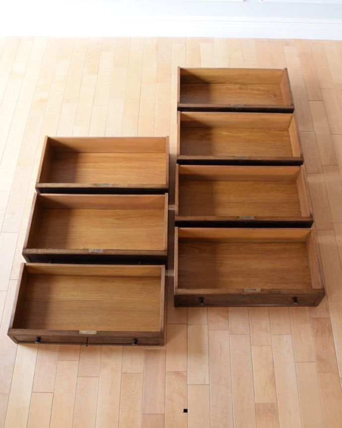 アンティークのチェスト　アンティーク家具　チェスト　引き出しの中もキレイに修復しましたお洋服を入れてもいいように、引き出しの中も専門の職人が時間をかけてしっかり修復しました。(q-2258-f)