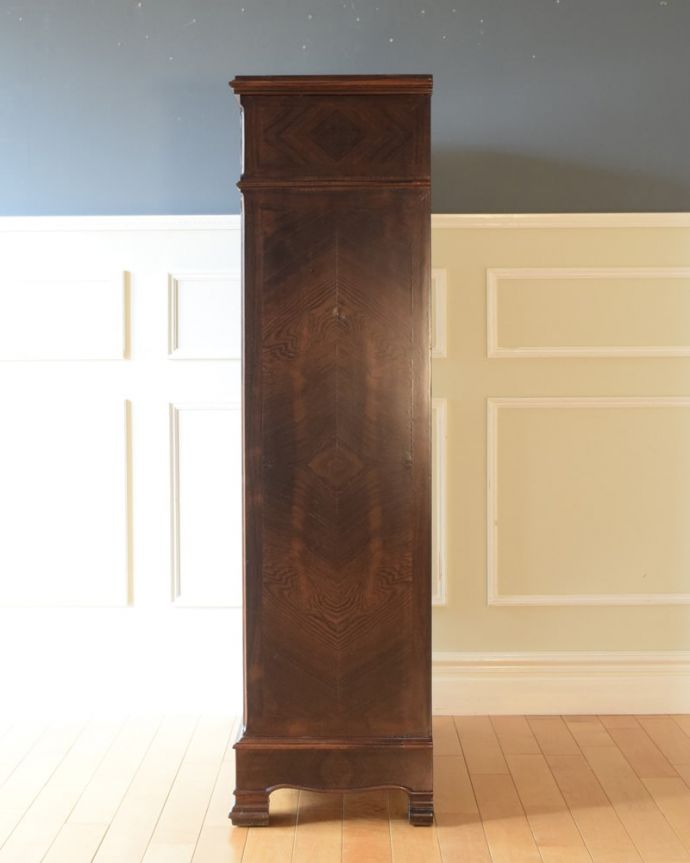 アンティークのチェスト　アンティーク家具　チェスト　横顔もキレイですどこから見られても絵になるスタイル。(q-2258-f)