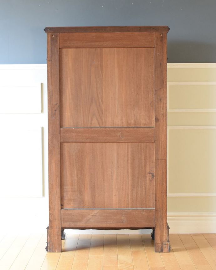 アンティークのチェスト　アンティーク家具　チェスト　後ろ姿も見て下さいアンティークは新品ではないので、もちろん経年変化によるキズはありますが、専門の職人が修復しました。(q-2258-f)