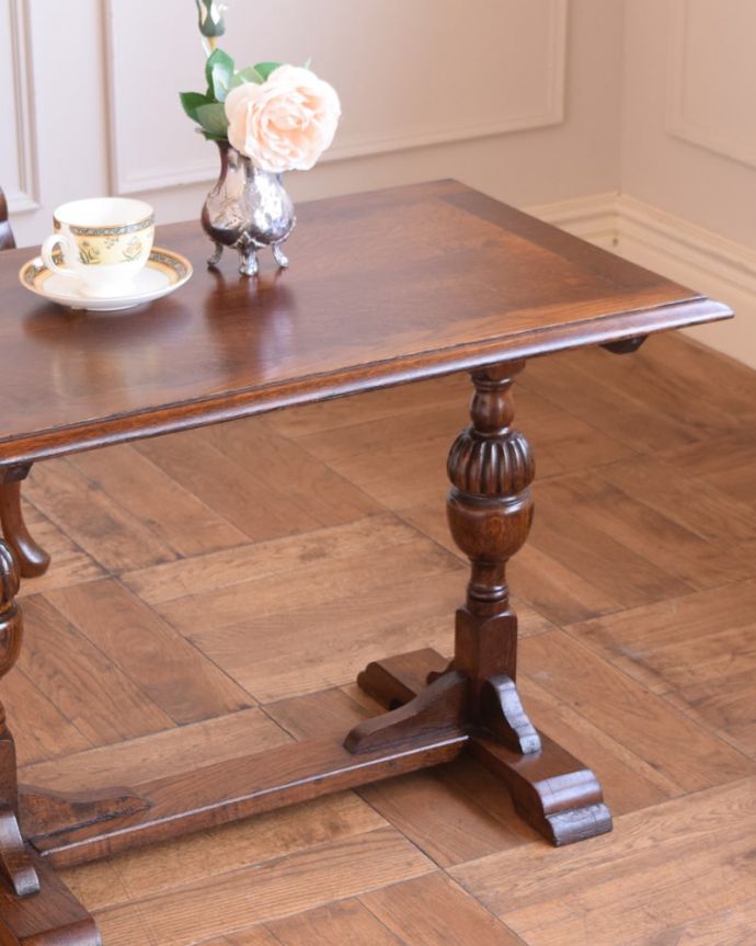 英国のアンティーク家具らしいデザイン