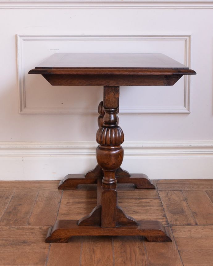 アンティークテーブルの横顔