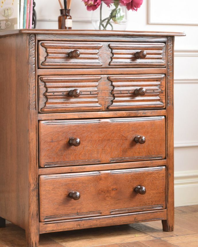 アンティークのチェスト　アンティーク家具　チェスト　見た目はもちろん、実用的に使って楽しみましょうアンティークのチェストは見た目はもちろん、たっぷり収納も出来る実力派なんです。(q-2260-f)