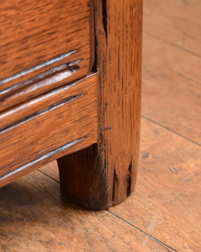 アンティークのチェスト　アンティーク家具　チェスト　女性1人でラクラク運べちゃう仕掛けHandleのアンティークは、脚の裏にフェルトキーパーをお付けしています。(q-2260-f)