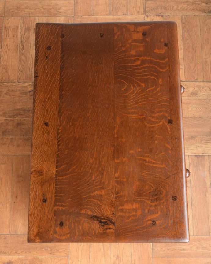 アンティークのチェスト　アンティーク家具　チェスト　何を置こうかな･･･？上から見ると、天板はこんな感じです。(q-2260-f)