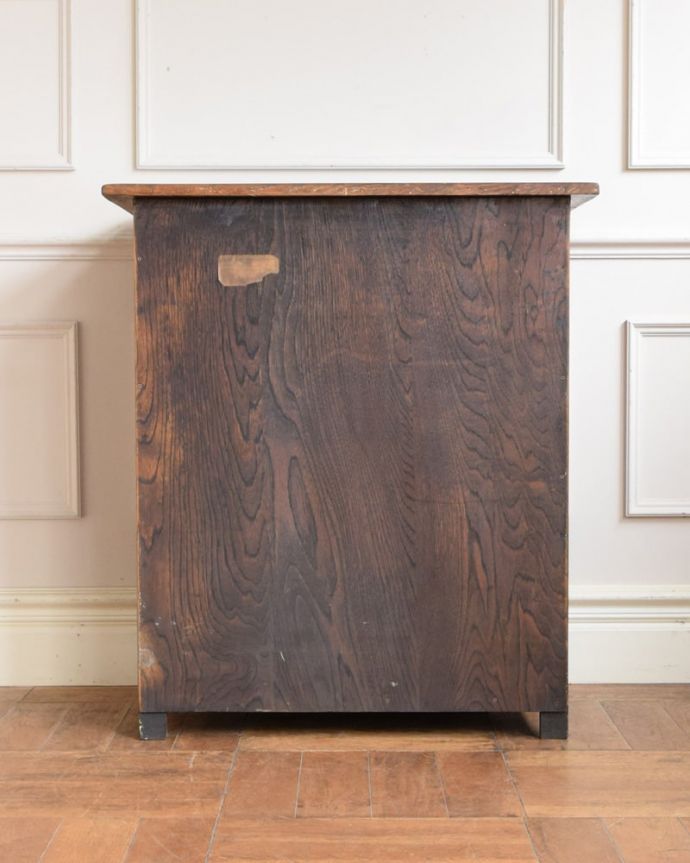 アンティークのチェスト　アンティーク家具　チェスト　後ろ姿にも自信アリ！アンティークは新品ではないので、経年変化によるキズはありますが、専門の職人がキレイにお直しをしたので後ろ姿にも自信があります。(q-2260-f)