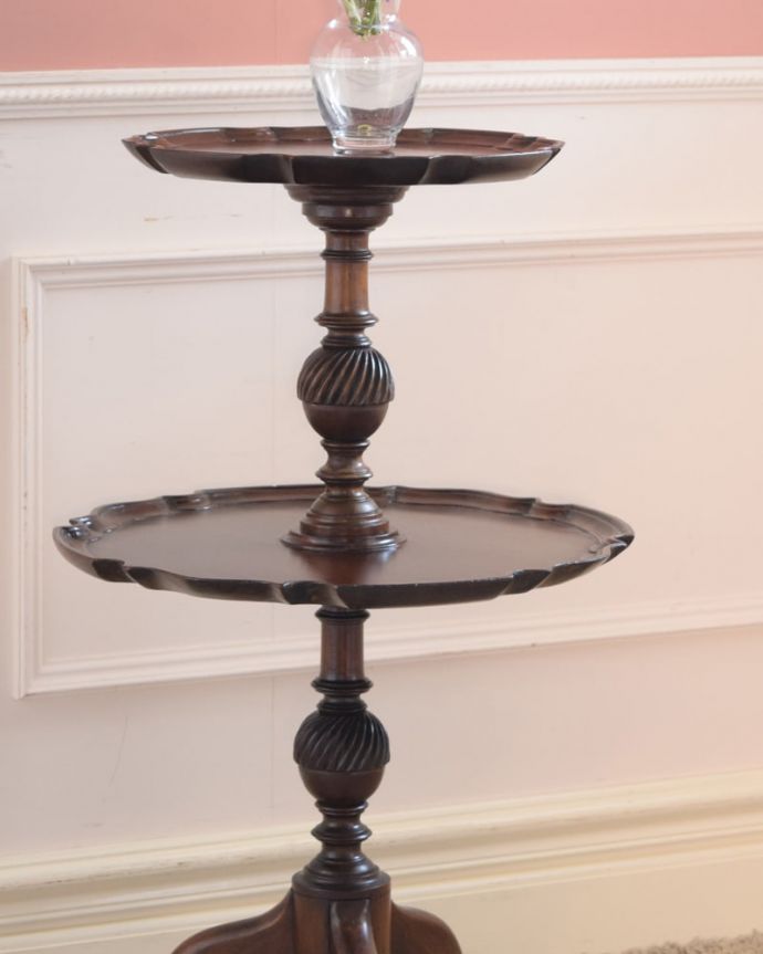 アンティークのテーブル　アンティーク家具　ダムウェイターテーブル　上品で優雅なアンティーク凛とした雰囲気が漂うアンティークらしい立ち姿のテーブル。(q-2261-f)