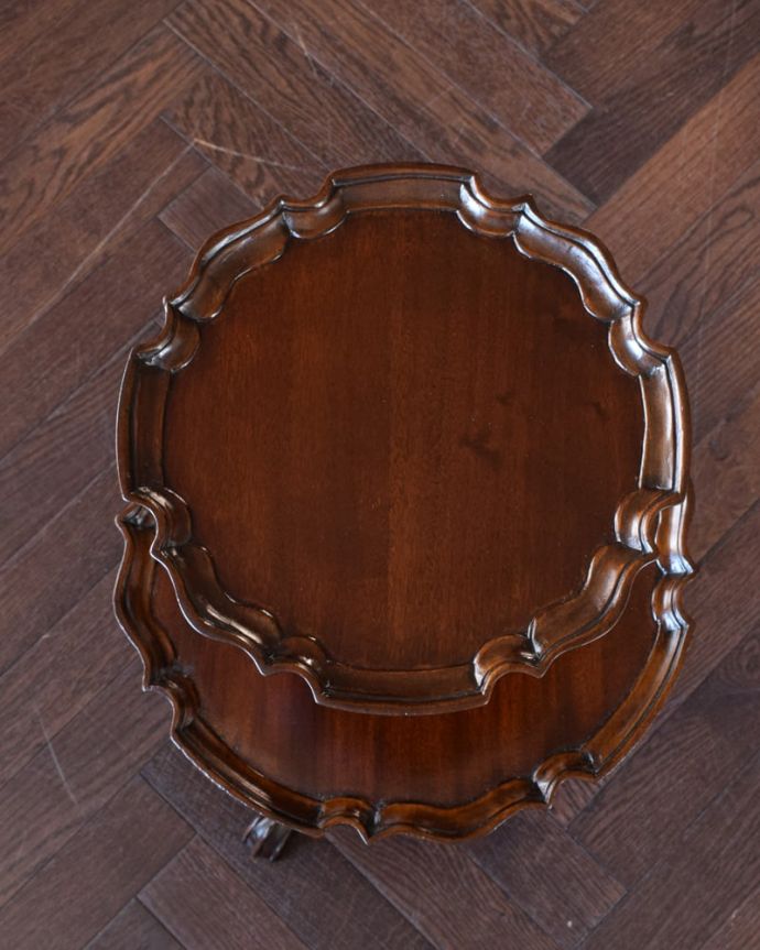 アンティークのテーブル　アンティーク家具　ダムウェイターテーブル　天板の形を見てみると･･･テーブルの形を上から見ると、こんな感じです。(q-2261-f)