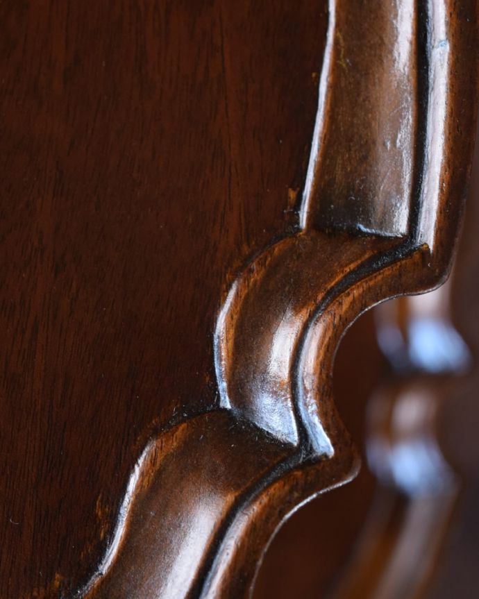 アンティークのテーブル　アンティーク家具　ダムウェイターテーブル　天板を近づいてみると…アンティークだから手に入れることが出来る天板に使われている銘木の美しさにうっとりです。(q-2261-f)