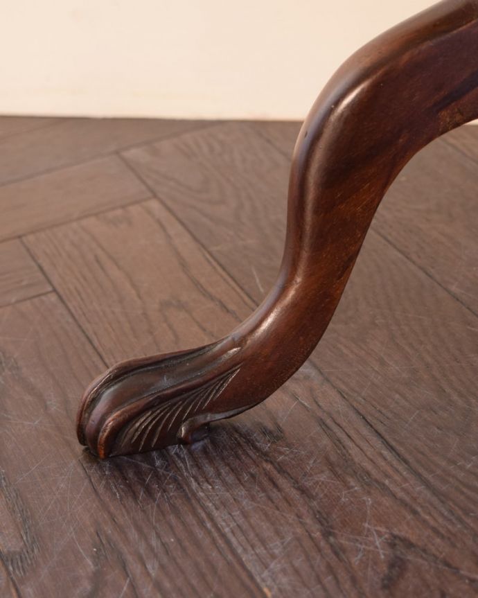 アンティークのテーブル　アンティーク家具　ダムウェイターテーブル　持ち上げなくても移動できます！Handleのアンティークは、脚の裏にフェルトキーパーをお付けしていますので、床を滑らせてれば移動が簡単です。(q-2261-f)