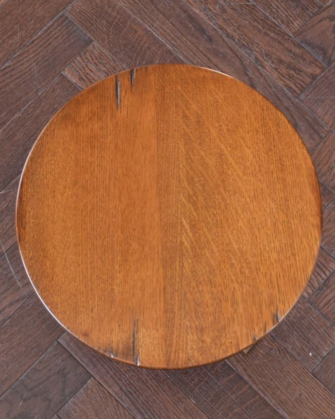 アンティークのテーブル　アンティーク家具　ワインテーブル　上から見ると･･･こんな形のテーブルです。(q-2262-f)